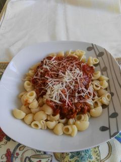 Una foto de Coditos con salsa boloñesa