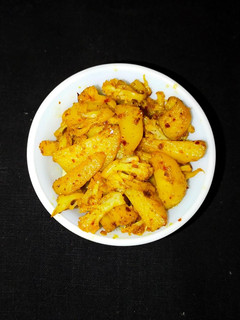 आलू गोभी की सूखी सब्जी (aloo gobi ki sukhi sabzi recipe in Hindi) रेसिपी मुख्य फोटो
