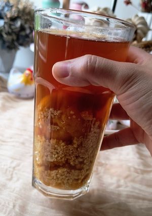 Una foto de Quinoa con huesillos, chancaca y caramelo