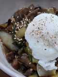 Salteado de pack choi y shiitake con huevo pochado