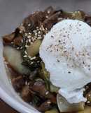 Salteado de pack choi y shiitake con huevo pochado