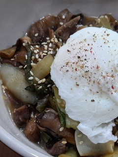 Una foto de Salteado de pack choi y shiitake con huevo pochado