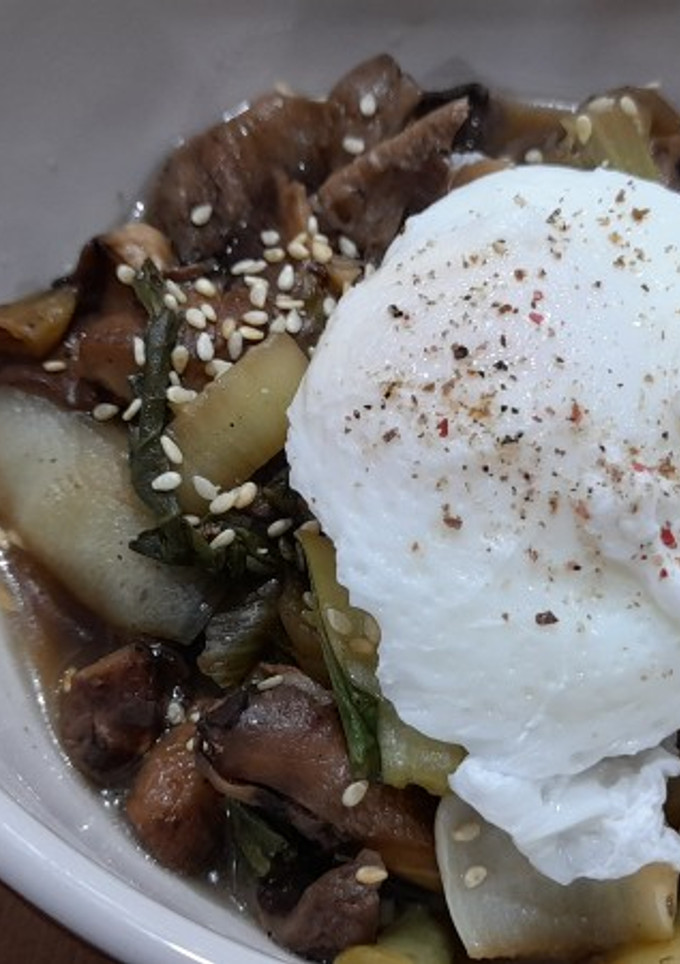 Una foto de Salteado de pack choi y shiitake con huevo pochado