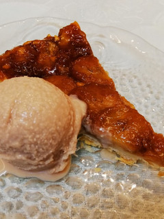 Una foto de Tarta de plátanos y helado de cacao