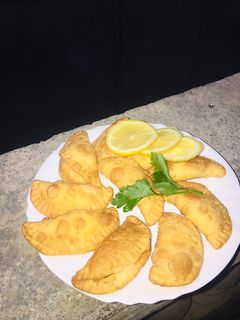 صورة لوصفة سمبوسة او فطائر مقلية محشوة بالجبن 🥟🥟