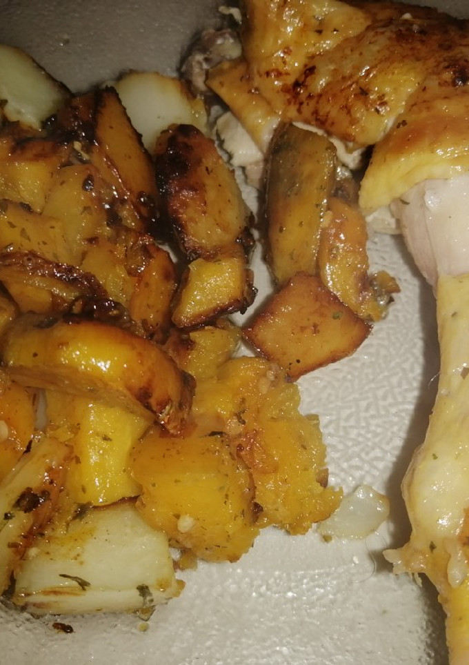 Una foto de Pollo, papas y boniato al horno