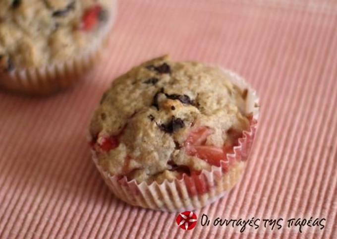 κύρια φωτογραφία συνταγής Muffins με σοκολάτα, φράουλα και ελαιόλαδο
