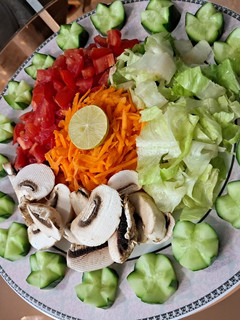 عکسی از دستور سالاد با سس مخصوص رستورانی
