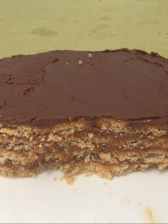 Una foto de Torta crocante de nuez y dulce de leche