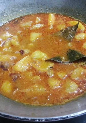 कश्मीरी आलू दम (kashmiri aloo dum recipe in Hindi) रेसिपी मुख्य फोटो