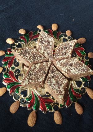 चॉकलेट बादाम सुखडी (Chocolate badam sukhdi recipe in hindi) रेसिपी मुख्य फोटो