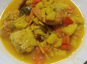 Una foto de sopa de marisco