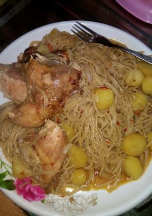 A picture of Pasta and potato jollof.