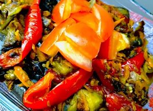 Una foto de 🥗 ENSALADA 🥗 TIBIA DE 🍆BERENJENA 🍆 (ensalada griega)
