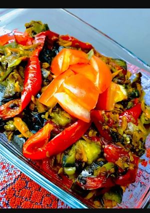 Una foto de 🥗 ENSALADA 🥗 TIBIA DE 🍆BERENJENA 🍆 (ensalada griega)