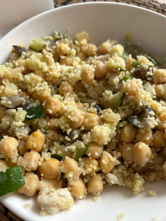 Una foto de Garbanzos con cuscús, pollo y verduras