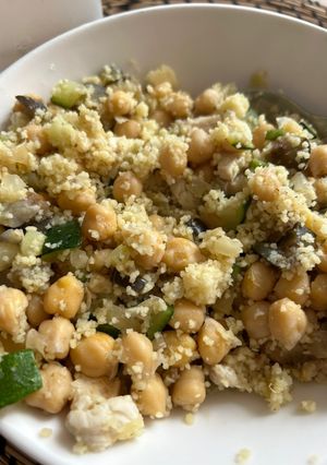 Una foto de Garbanzos con cuscús, pollo y verduras