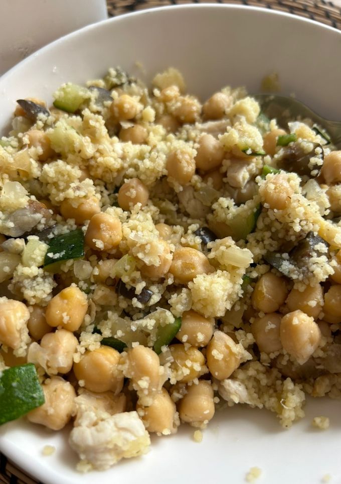 Una foto de Garbanzos con cuscús, pollo y verduras