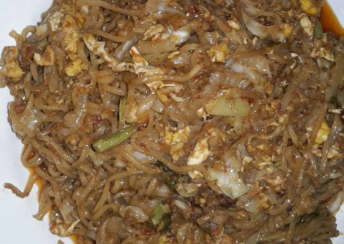 Mie goreng pedas telor teri asin dan sayuran terpedas