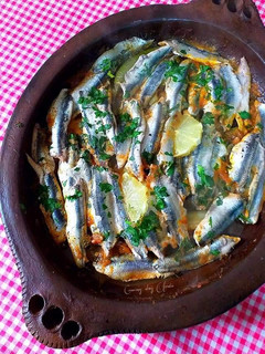 Una foto de Tajine de boquerones con pencas de coliflor y habas tiernas