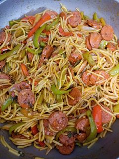 Paprikás, szójaszószos spagetti lecsókolbásszal 🍝 recept fotója