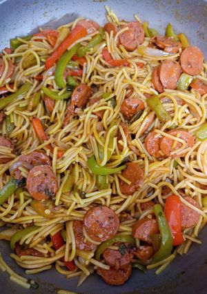 Paprikás, szójaszószos spagetti lecsókolbásszal 🍝 recept fotója