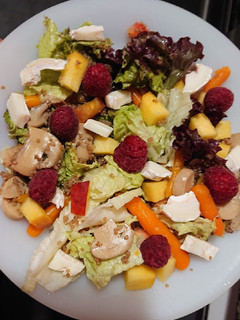Una foto de Melocotón 🍑 y frambuesa en ensalada 🥗