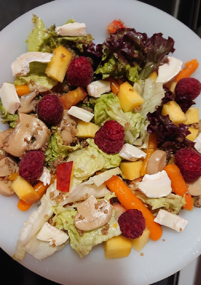 Una foto de Melocotón 🍑 y frambuesa en ensalada 🥗
