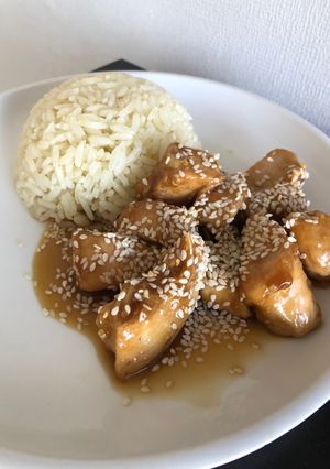 Una foto de Pollo teriyaki con arroz