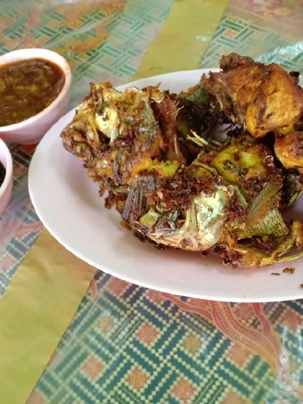 Cara Mudah Membikin Resep Mujair dan ayam goreng kuning crispy dengan 2 sambal berbeda yang Bisa Manjain Lidah Anti Ribet, Lezat Sekali