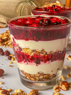 Una foto de Vasitos exprés de yogur, granola y frutos rojos
