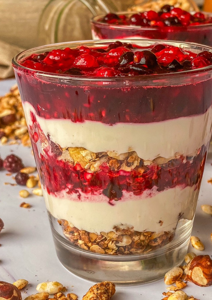 Una foto de Vasitos exprés de yogur, granola y frutos rojos