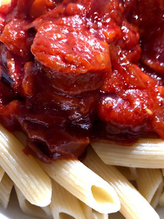 Una foto de Macarrones con chorizo y tomate