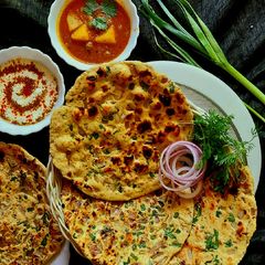 A picture of Missi Roti.