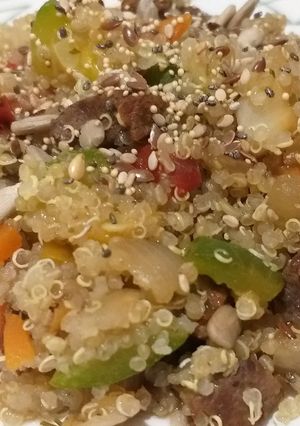 Una foto de Guisito de Quinoa, vegetales y carne (super fácil y rápido)