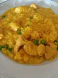 Arroz con mariscos, pollo y verduras