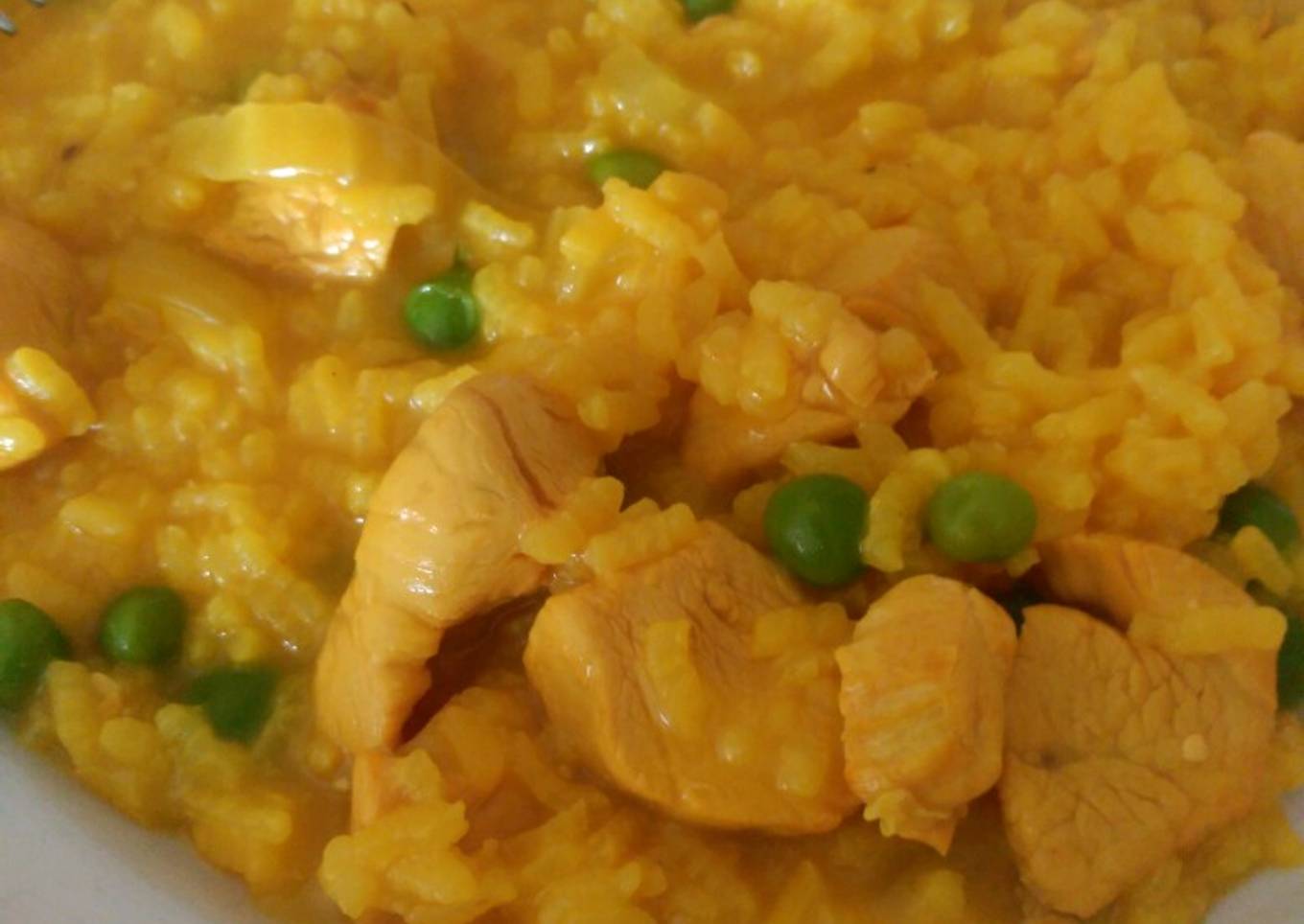 Arroz con mariscos, pollo y verduras