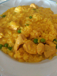 Una foto de Arroz con mariscos, pollo y verduras
