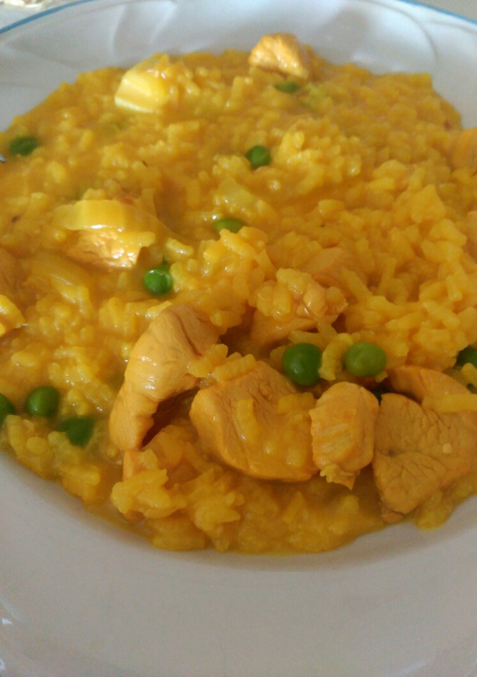 Una foto de Arroz con mariscos, pollo y verduras