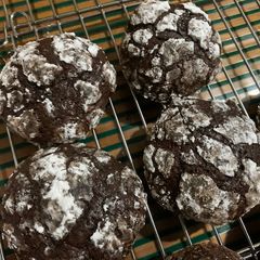 A picture of Chocolate Crinkles.