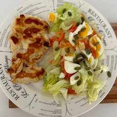 Una foto de Pollo grillado con ensalada 🍗🥗
