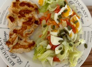 Una foto de Pollo grillado con ensalada 🍗🥗