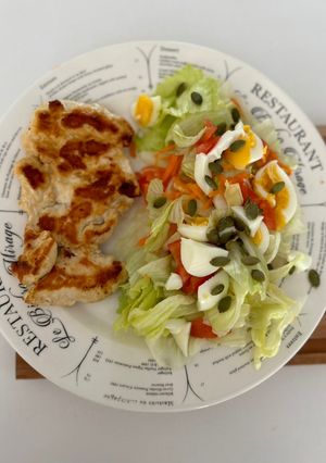 Una foto de Pollo grillado con ensalada 🍗🥗
