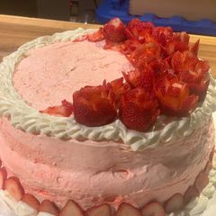 A picture of 🍓Strawberry Vanilla Cake🍰.