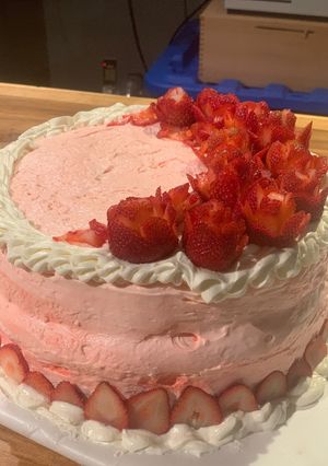 A picture of 🍓Strawberry Vanilla Cake🍰.