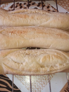 Una foto de Baguette o pan francés (barras de pan muy fáciles)🥖