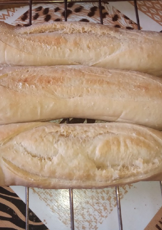 Una foto de Baguette o pan francés (barras de pan muy fáciles)🥖