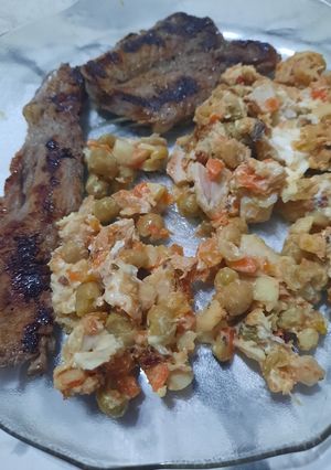 Una foto de Pollo desmenuzado con jardinera