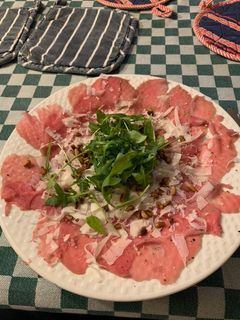 Carpaccio mit Parmesan und Rucola Rezepthauptbild
