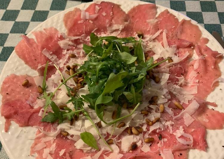Carpaccio mit Parmesan und Ruccola
